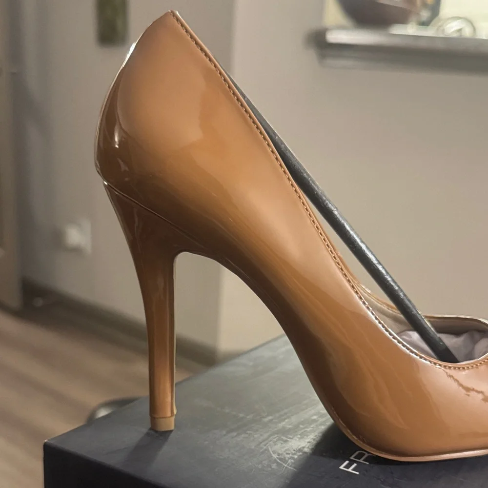 🔥NEW French Connection Patent Faux Leather Pointed Toe Pumps Size 7/EU 37.5🔥